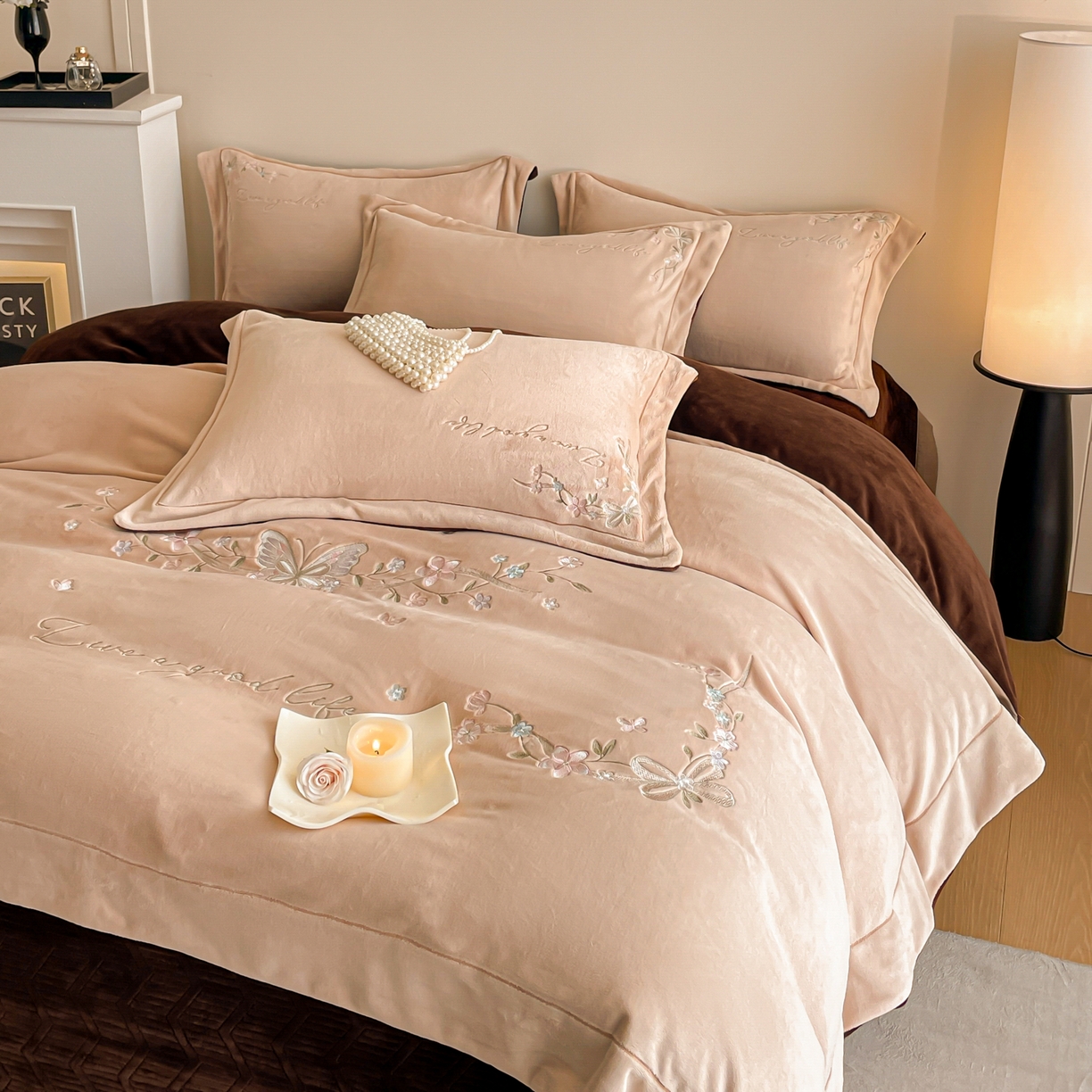 91家纺网 家纺一手货源 找家纺 新方向 2025新款全消光A类刺绣牛奶绒四件套-蝶恋花 蝶恋花-香槟咖