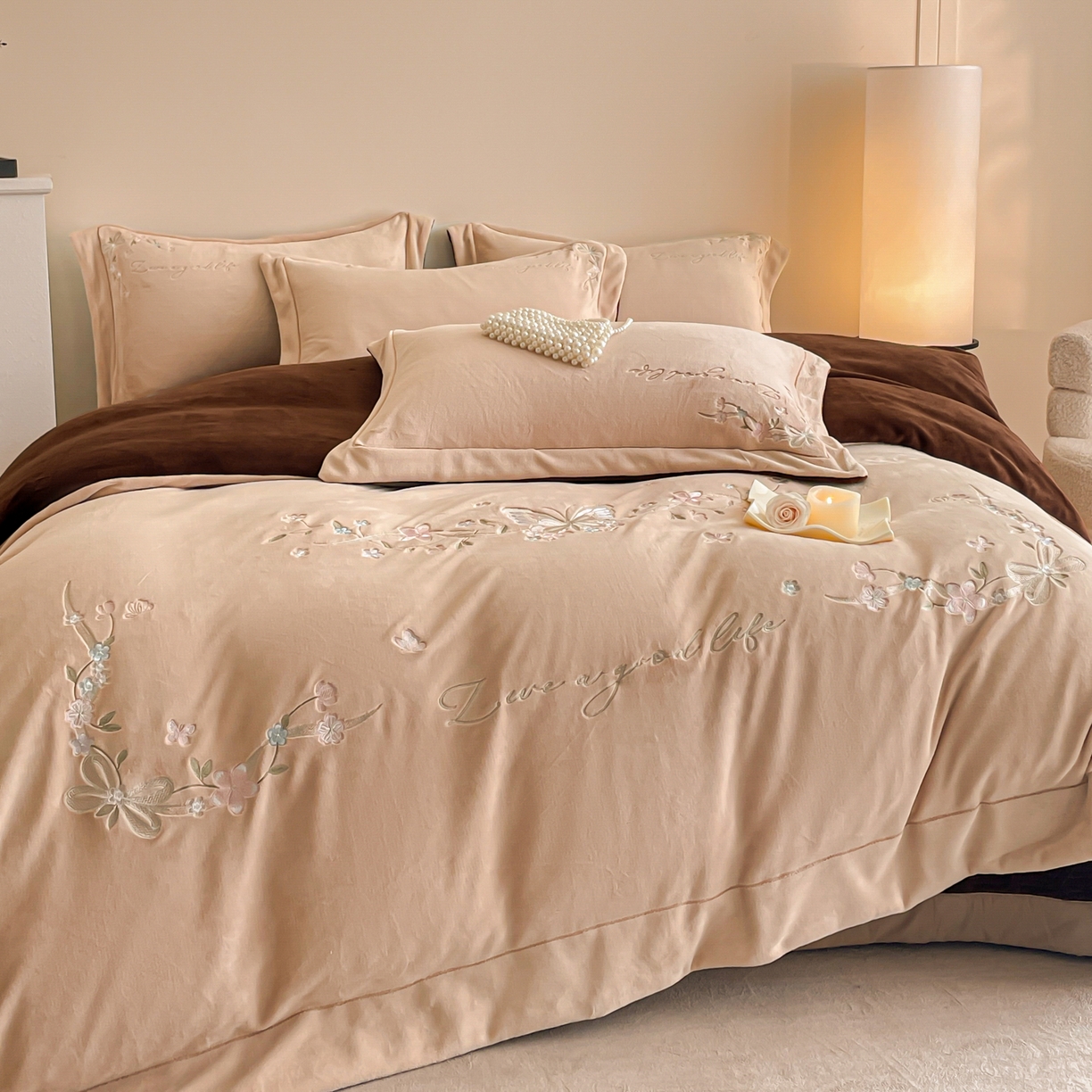 91家纺网 家纺一手货源 找家纺 新方向 2025新款全消光A类刺绣牛奶绒四件套-蝶恋花 蝶恋花-香槟咖