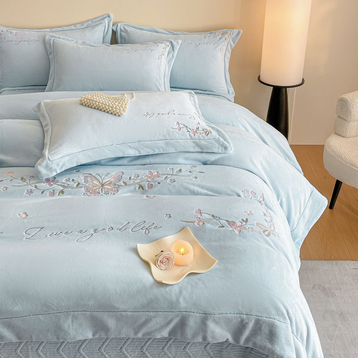 91家纺网 家纺一手货源 找家纺 新方向 2025新款全消光A类刺绣牛奶绒四件套-蝶恋花 蝶恋花-星月蓝