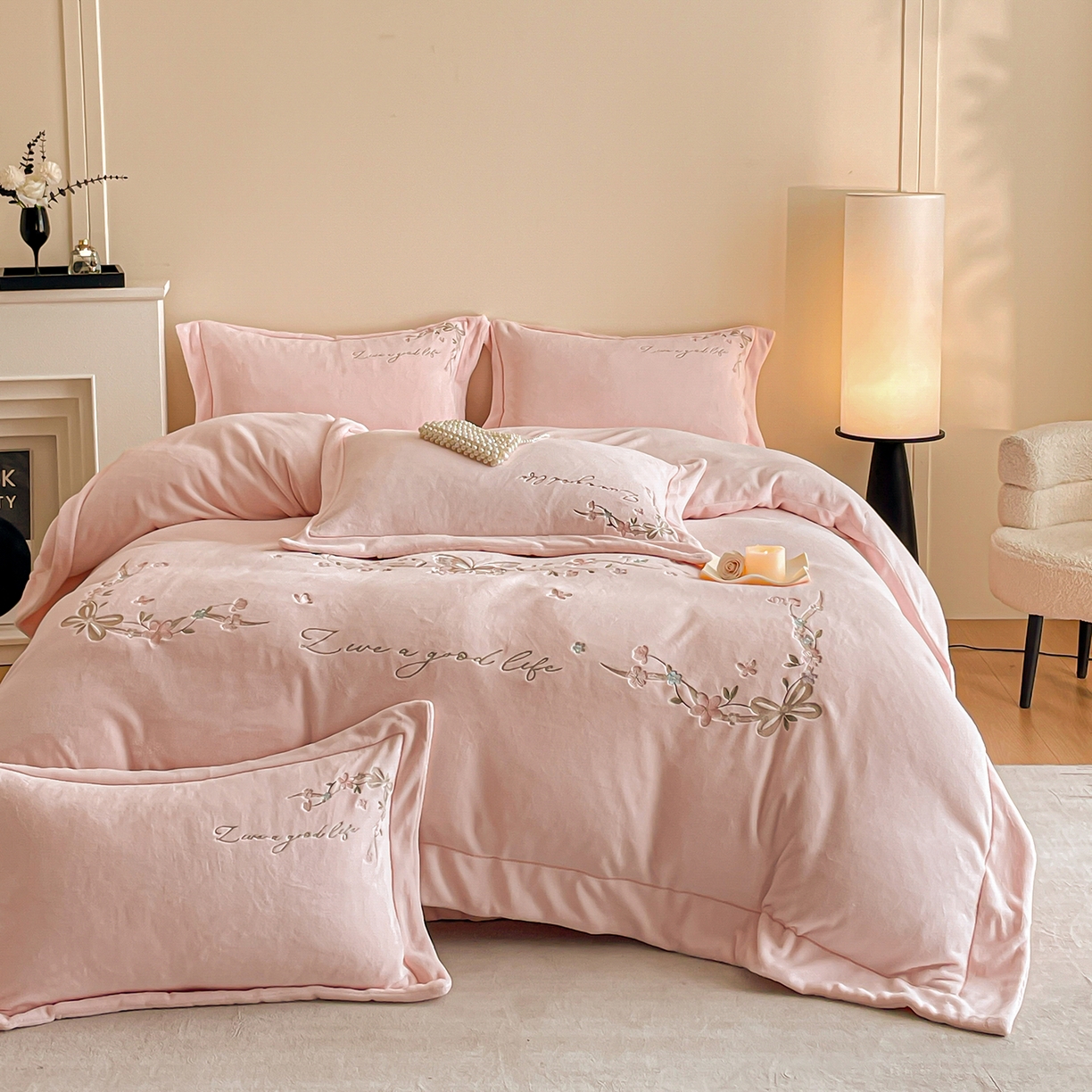 91家纺网 家纺一手货源 找家纺 新方向 2025新款全消光A类刺绣牛奶绒四件套-蝶恋花 蝶恋花-蔷薇粉