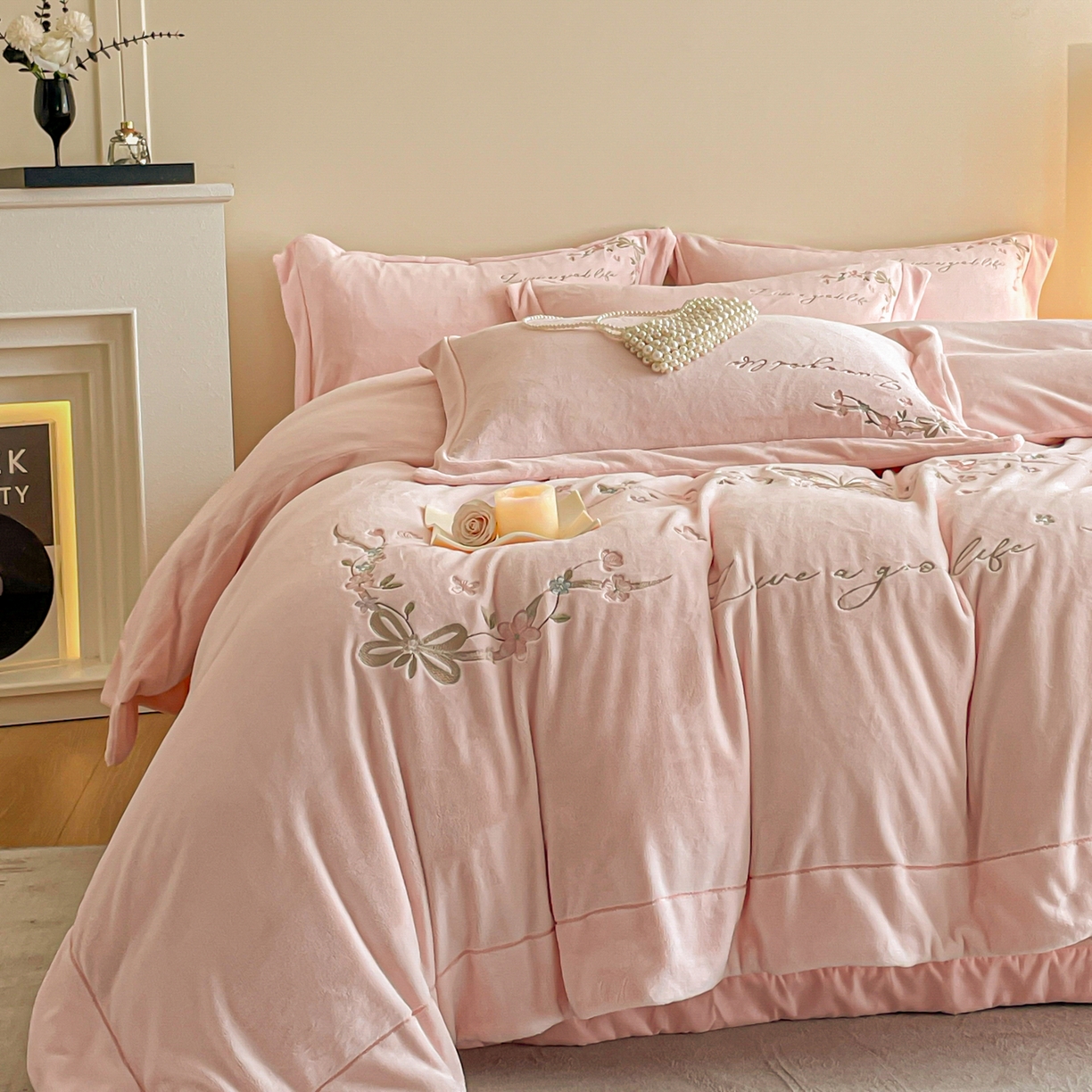 91家纺网 家纺一手货源 找家纺 新方向 2025新款全消光A类刺绣牛奶绒四件套-蝶恋花 蝶恋花-蔷薇粉