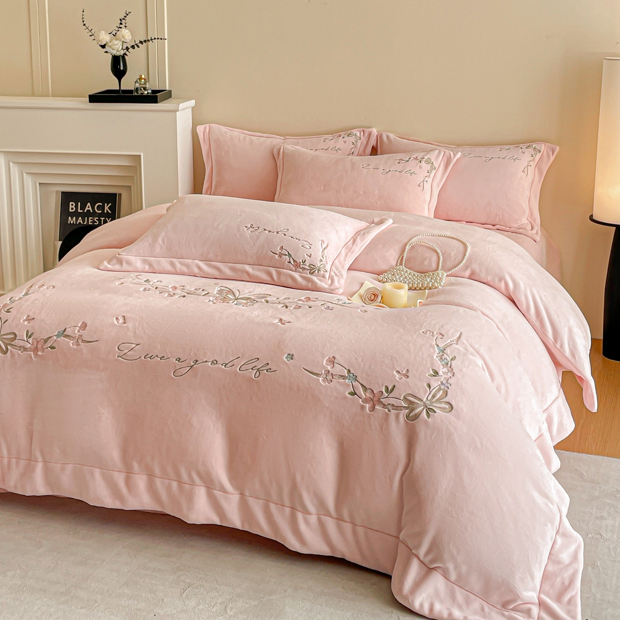 91家纺网 家纺一手货源 找家纺 新方向 2025新款全消光A类刺绣牛奶绒四件套-蝶恋花 蝶恋花-蔷薇粉