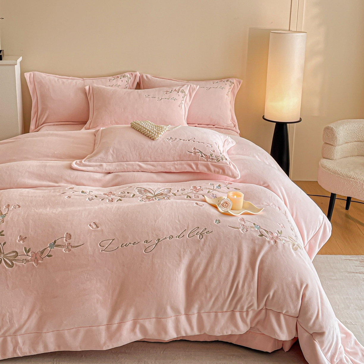 91家纺网 家纺一手货源 找家纺 新方向 2025新款全消光A类刺绣牛奶绒四件套-蝶恋花 蝶恋花-蔷薇粉