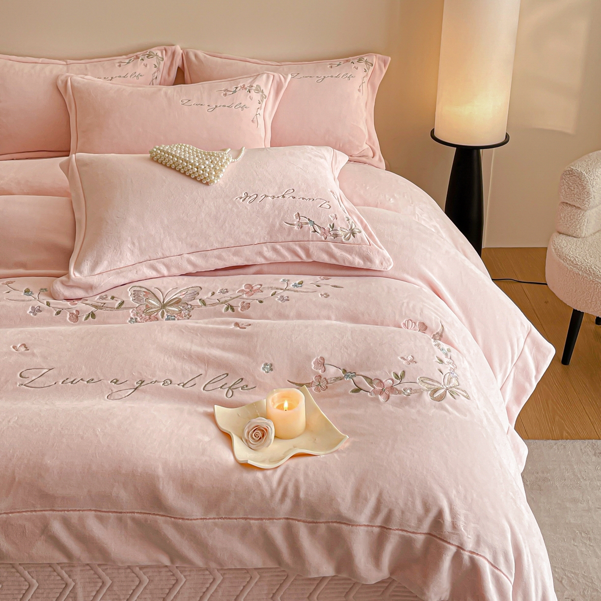 91家纺网 家纺一手货源 找家纺 新方向 2025新款全消光A类刺绣牛奶绒四件套-蝶恋花 蝶恋花-蔷薇粉