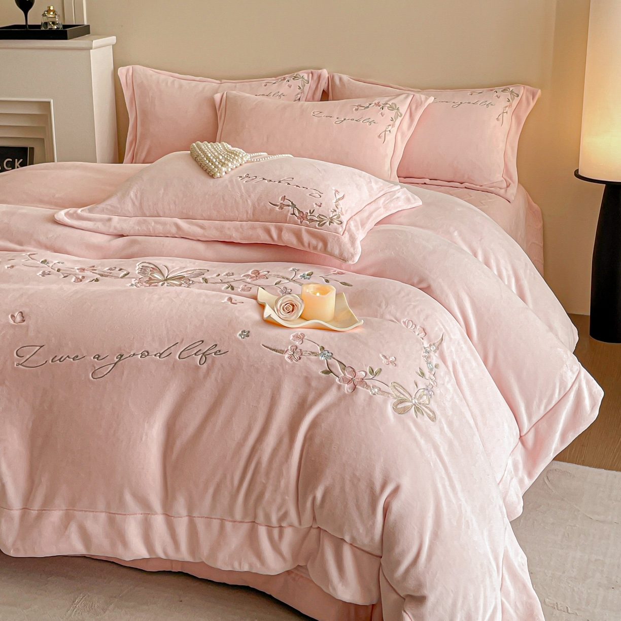 91家纺网 家纺一手货源 找家纺 新方向 2025新款全消光A类刺绣牛奶绒四件套-蝶恋花 蝶恋花-蔷薇粉