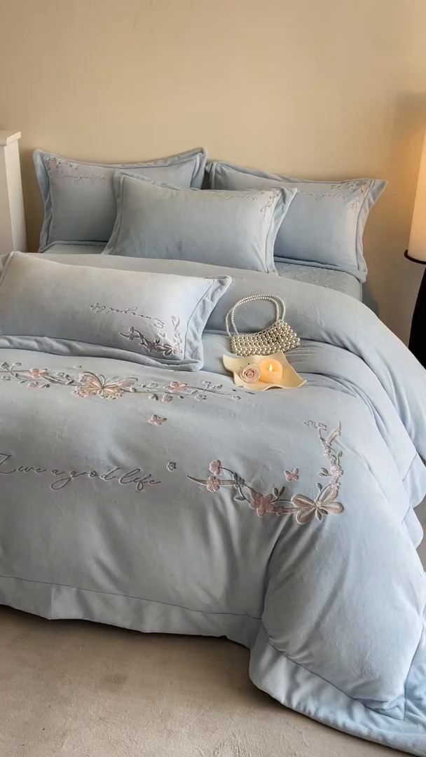 91家纺网 家纺一手货源 找家纺 新方向 2025新款全消光A类刺绣牛奶绒四件套-蝶恋花 蝶恋花-星月蓝