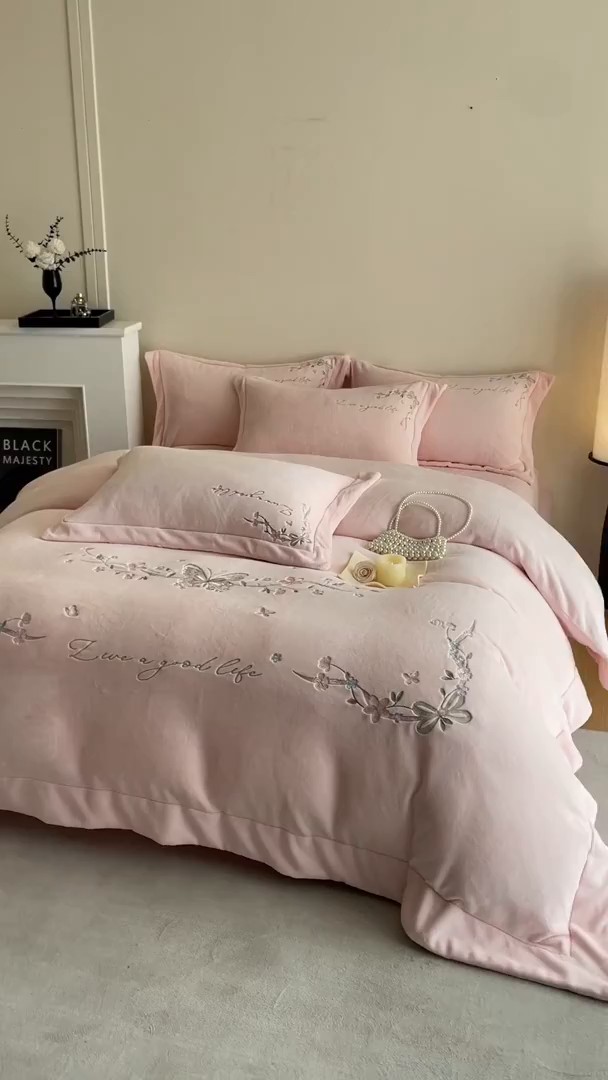 91家纺网 家纺一手货源 找家纺 新方向 2025新款全消光A类刺绣牛奶绒四件套-蝶恋花 蝶恋花-蔷薇粉