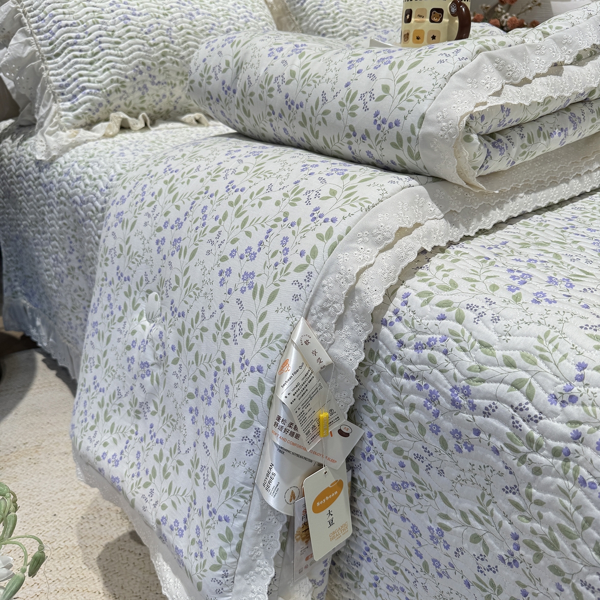 91家纺网 家纺一手货源 找家纺 奈萝家纺 2025新款全棉蕾丝花边被套春秋被床盖四件套床盖三件套 千野紫