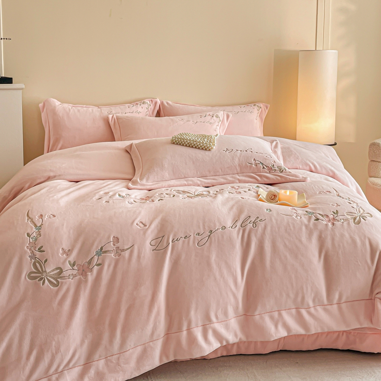 91家纺网 家纺一手货源 找家纺 新方向 2025新款全消光A类刺绣牛奶绒四件套-蝶恋花 蝶恋花-蔷薇粉