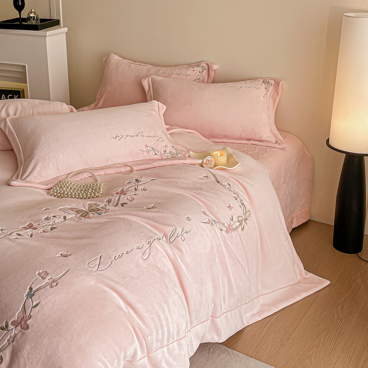 91家纺网 家纺一手货源 找家纺 新方向 2025新款全消光A类刺绣牛奶绒四件套-蝶恋花 蝶恋花-蔷薇粉