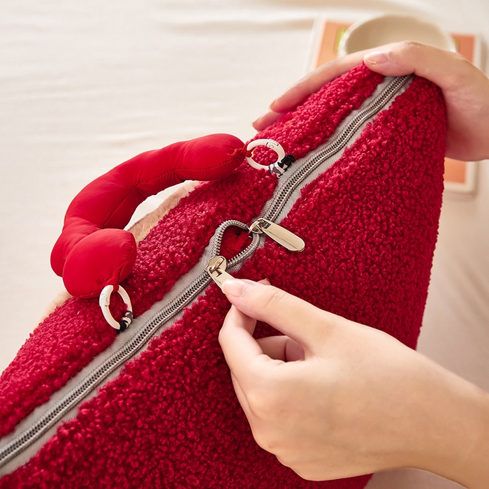 91家纺网 家纺一手货源 找家纺 （总）伊可爱2025新款秋冬泰迪绒卡通贴布绣提手抱枕被-贝宝