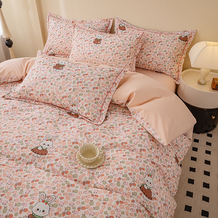 91家纺网 家纺一手货源 找家纺 博弈家纺 2025新款100%加厚全棉纯棉四件套喷气磨毛四件套-礼盒装 草莓小兔