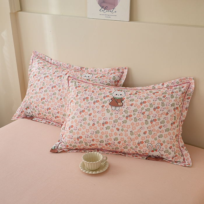 91家纺网 家纺一手货源 找家纺 博弈家纺 2025新款100%加厚全棉纯棉四件套喷气磨毛四件套-礼盒装 草莓小兔