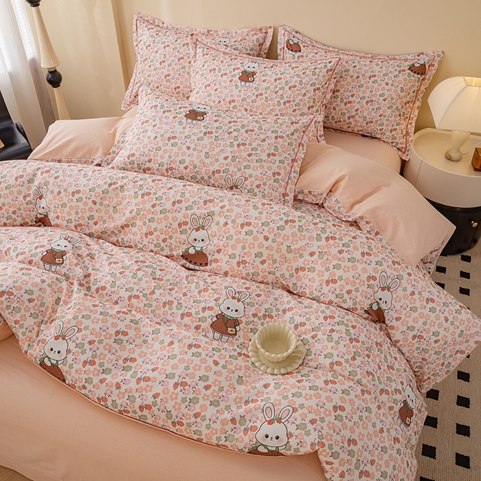 91家纺网 家纺一手货源 找家纺 博弈家纺 2025新款100%加厚全棉纯棉四件套喷气磨毛四件套-礼盒装 草莓小兔