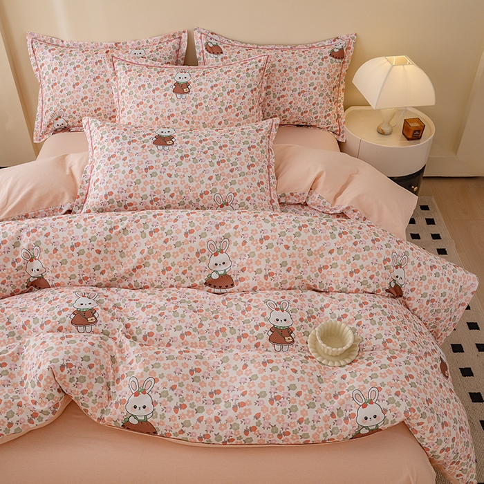 91家纺网 家纺一手货源 找家纺 博弈家纺 2025新款100%加厚全棉纯棉四件套喷气磨毛四件套-礼盒装 草莓小兔