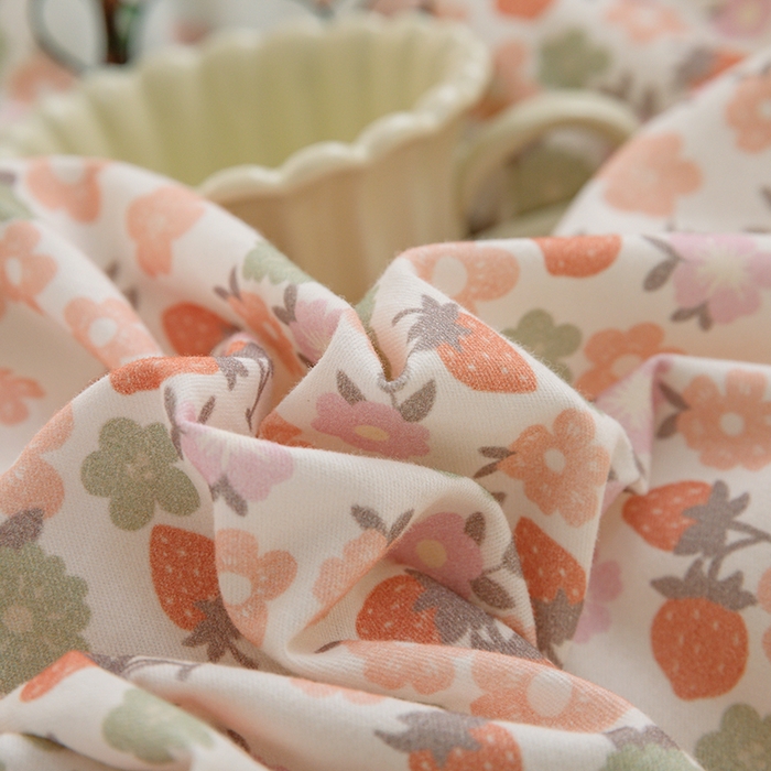 91家纺网 家纺一手货源 找家纺 博弈家纺 2025新款100%加厚全棉纯棉四件套喷气磨毛四件套-礼盒装 草莓小兔