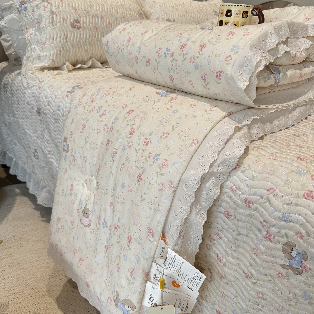 91家纺网 家纺一手货源 找家纺 奈萝家纺 2025新款全棉蕾丝花边被套春秋被床盖四件套床盖三件套 小小花园