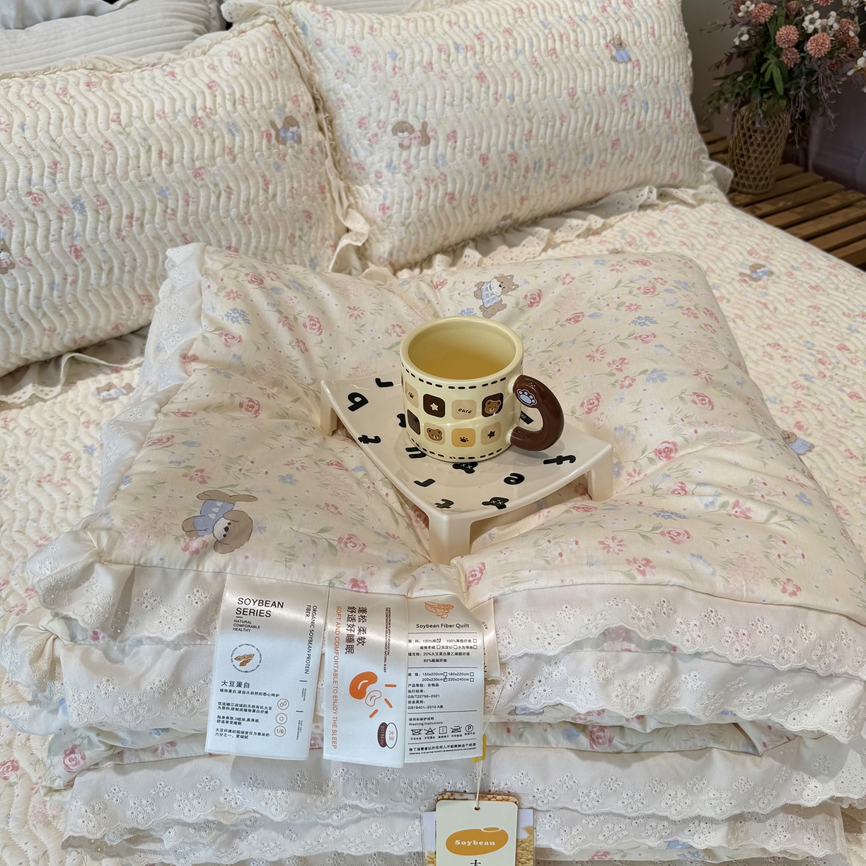 91家纺网 家纺一手货源 找家纺 奈萝家纺 2025新款全棉蕾丝花边被套春秋被床盖四件套床盖三件套 小小花园