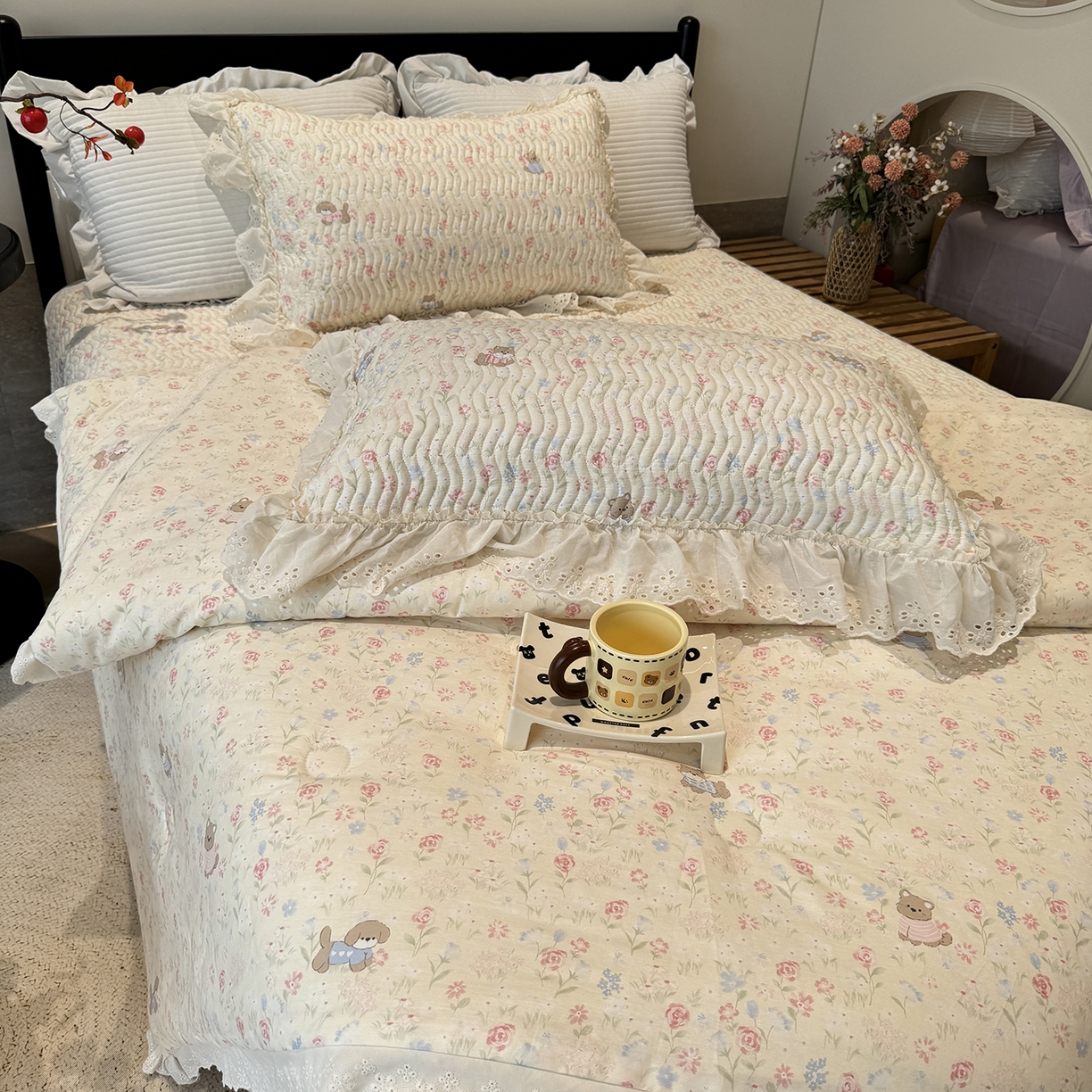 91家纺网 家纺一手货源 找家纺 奈萝家纺 2025新款全棉蕾丝花边被套春秋被床盖四件套床盖三件套 小小花园