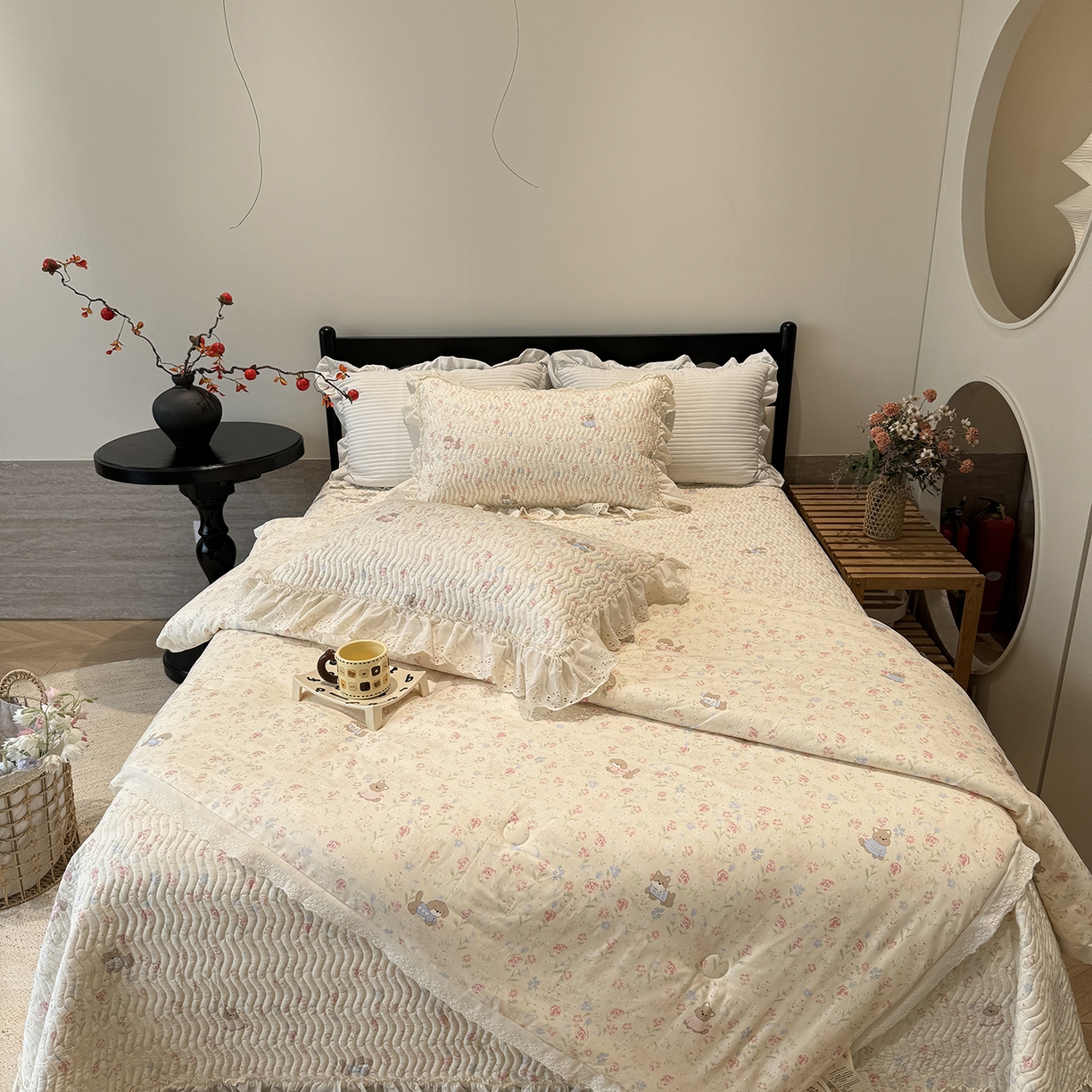 91家纺网 家纺一手货源 找家纺 奈萝家纺 2025新款全棉蕾丝花边被套春秋被床盖四件套床盖三件套 小小花园