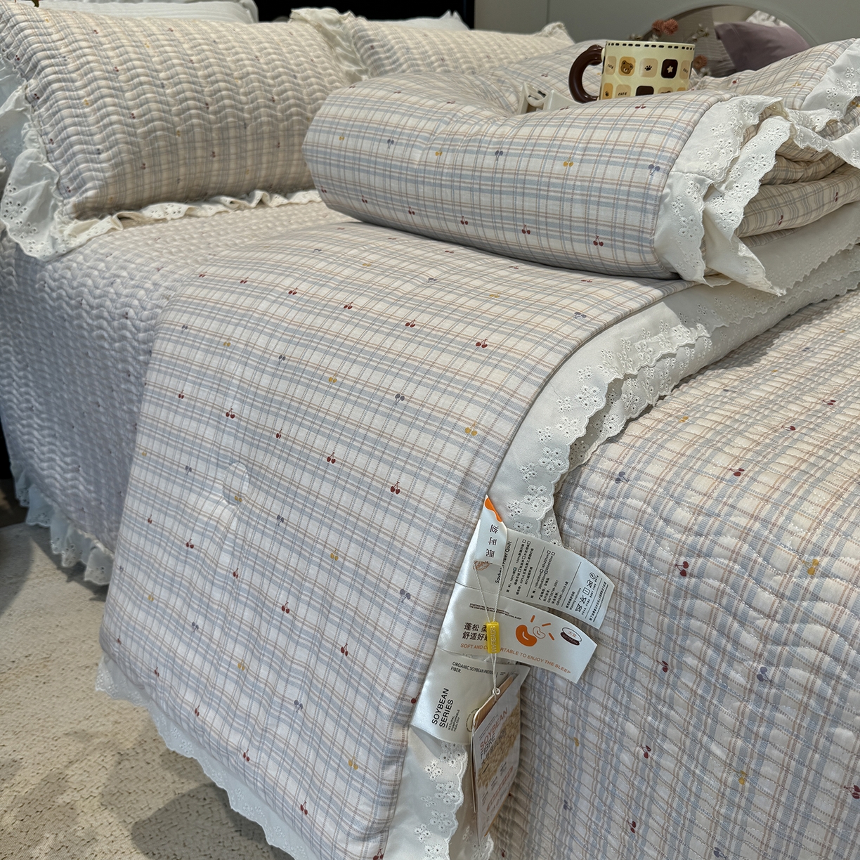 91家纺网 家纺一手货源 找家纺 奈萝家纺 2025新款全棉蕾丝花边被套春秋被床盖四件套床盖三件套 樱桃可可