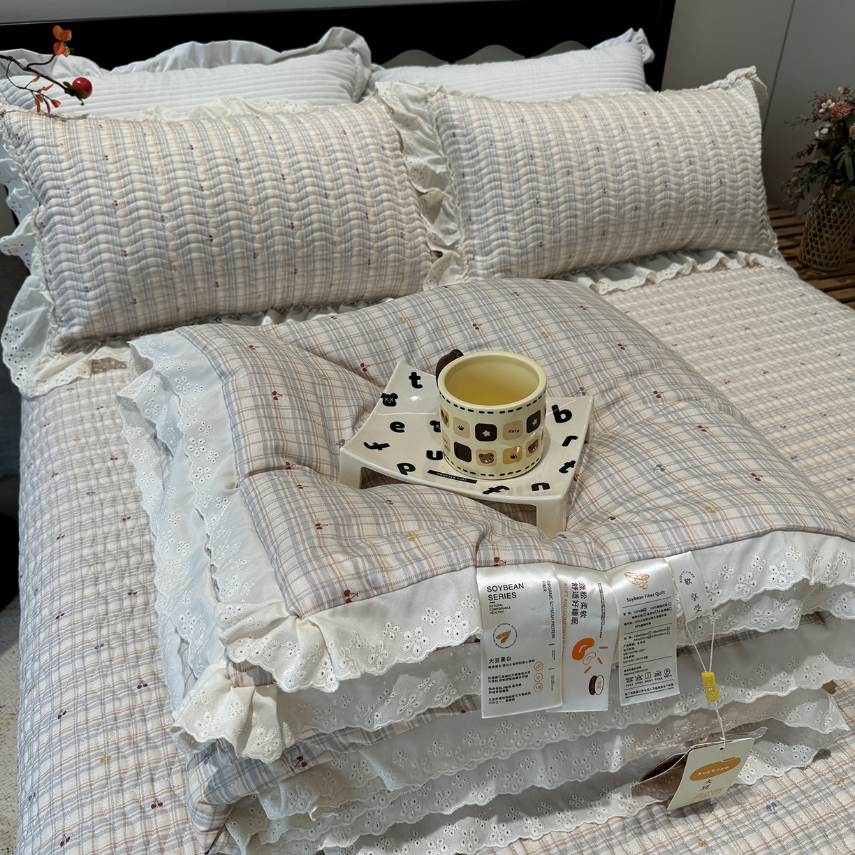 91家纺网 家纺一手货源 找家纺 奈萝家纺 2025新款全棉蕾丝花边被套春秋被床盖四件套床盖三件套 樱桃可可