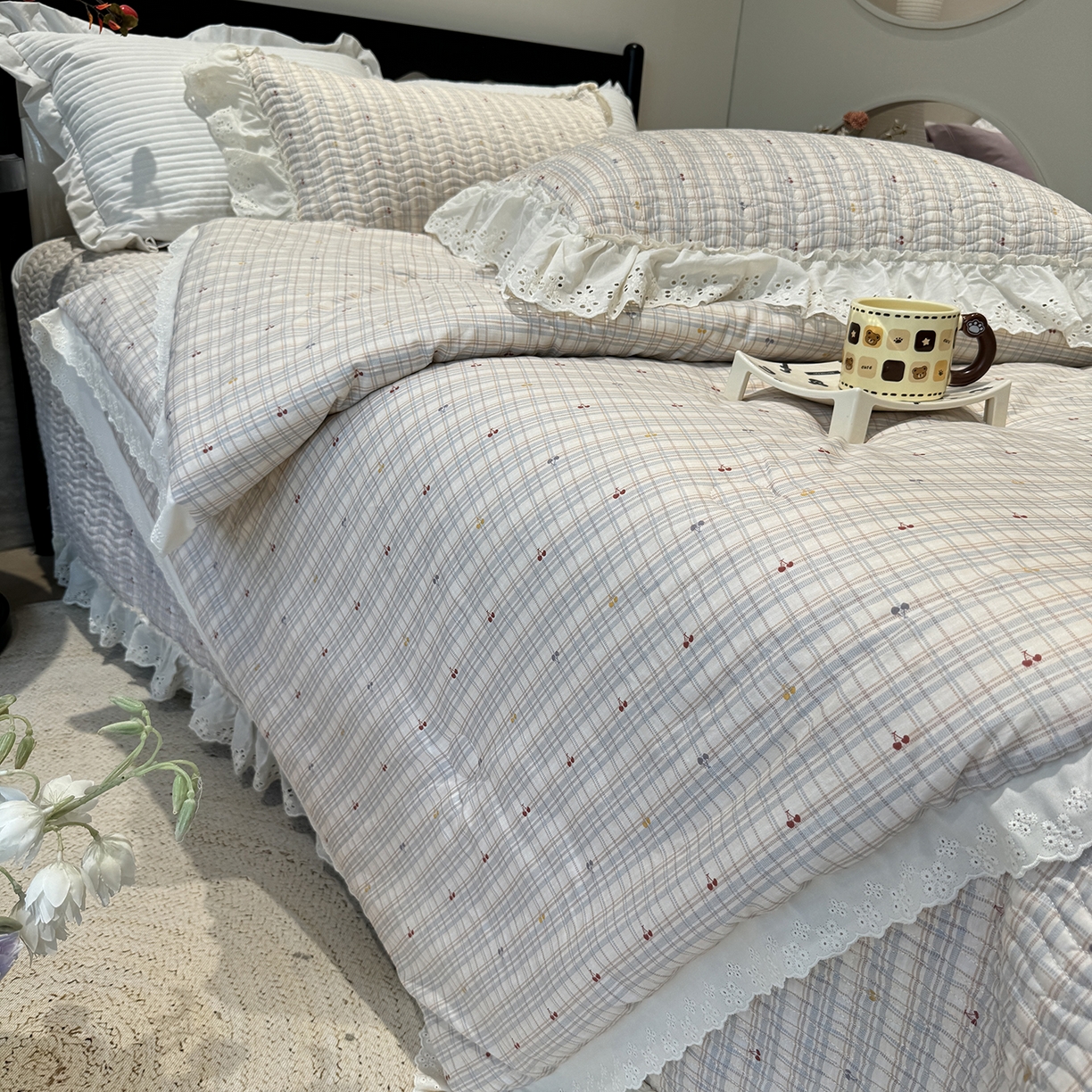 91家纺网 家纺一手货源 找家纺 奈萝家纺 2025新款全棉蕾丝花边被套春秋被床盖四件套床盖三件套 樱桃可可