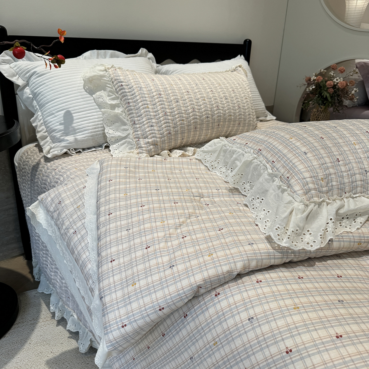 91家纺网 家纺一手货源 找家纺 奈萝家纺 2025新款全棉蕾丝花边被套春秋被床盖四件套床盖三件套 樱桃可可