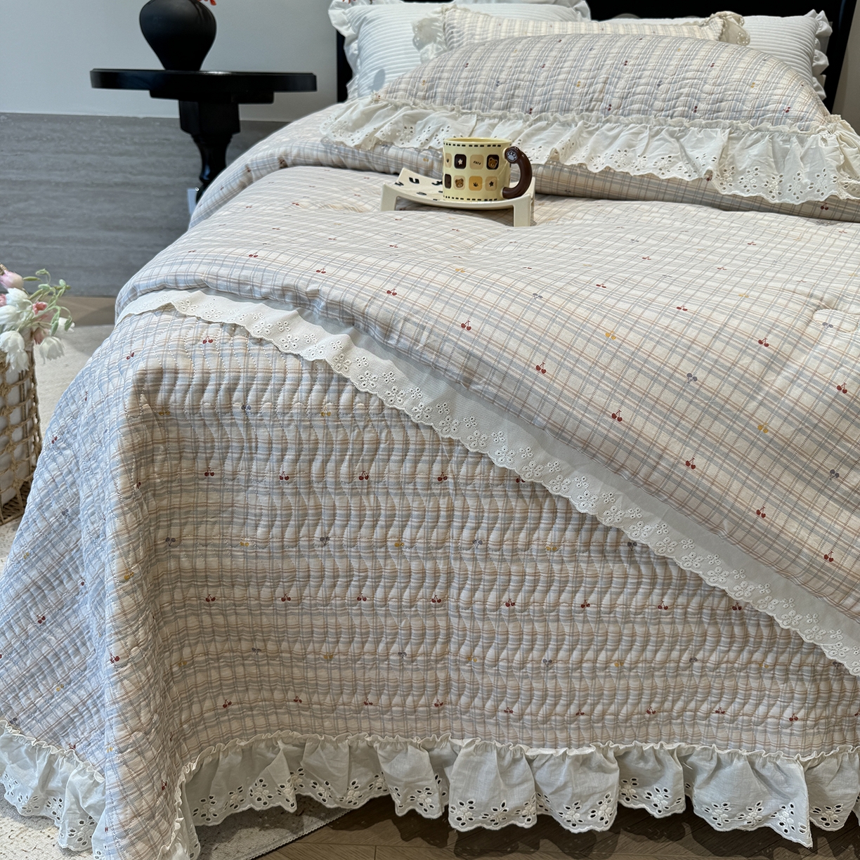 91家纺网 家纺一手货源 找家纺 奈萝家纺 2025新款全棉蕾丝花边被套春秋被床盖四件套床盖三件套 樱桃可可