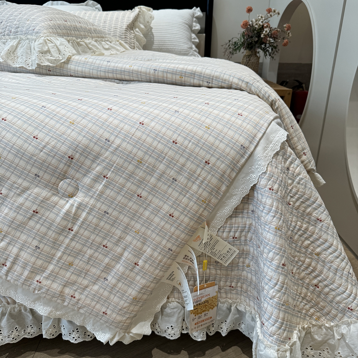 91家纺网 家纺一手货源 找家纺 奈萝家纺 2025新款全棉蕾丝花边被套春秋被床盖四件套床盖三件套 樱桃可可
