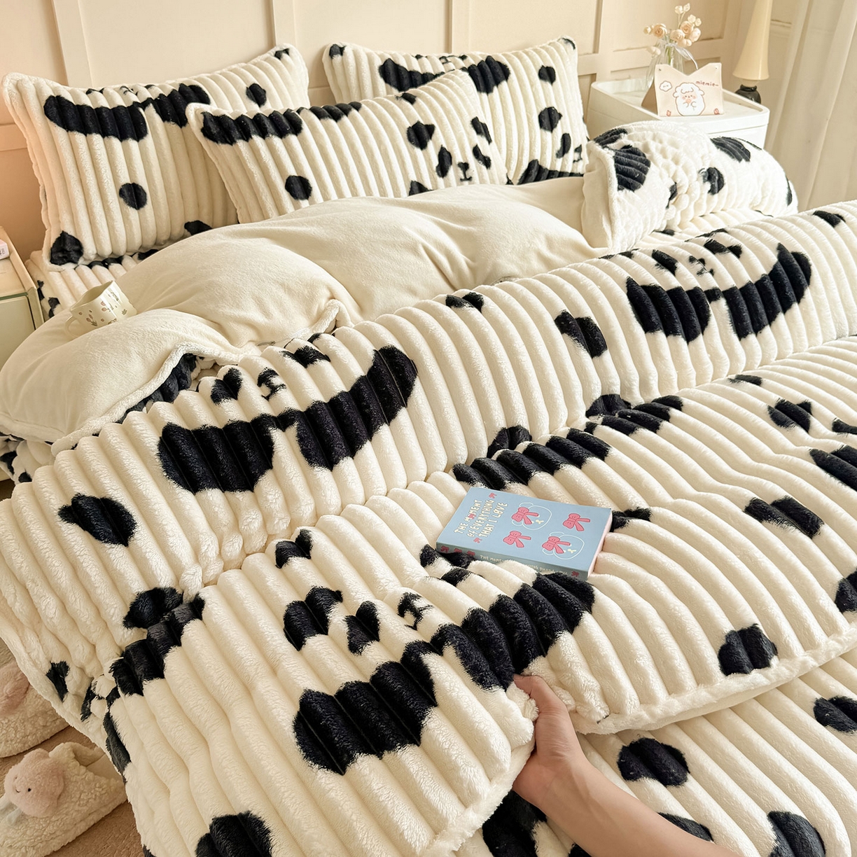 91家纺网 家纺一手货源 找家纺 眠势力 2025新款兔兔绒抽条印花被套兔毛绒加厚保暖被罩 大熊猫