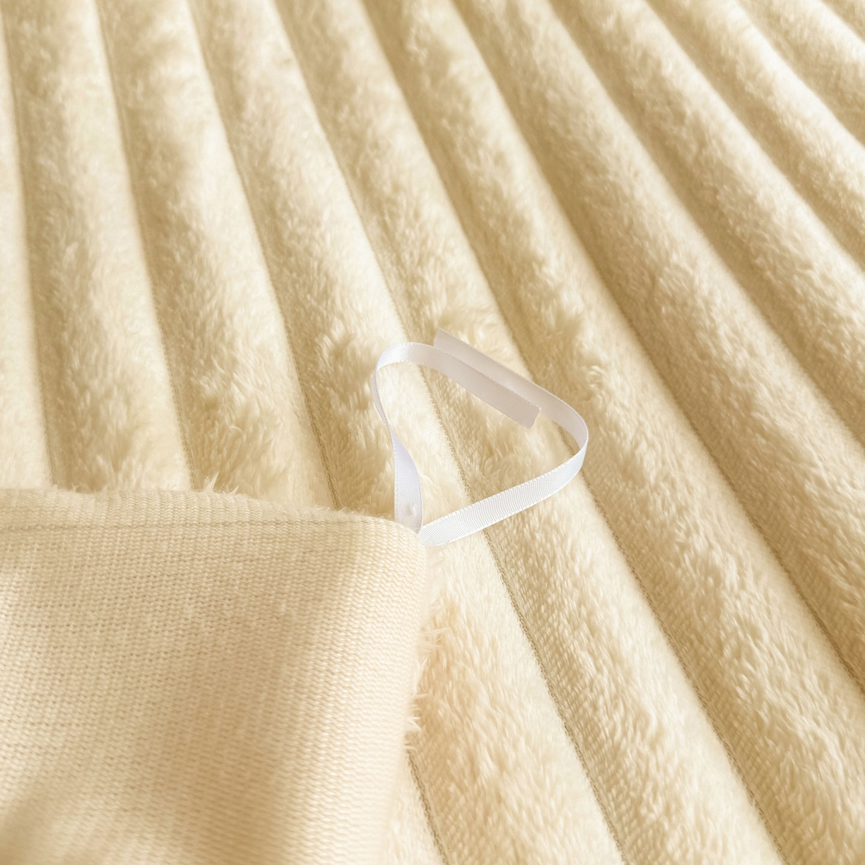 91家纺网 家纺一手货源 找家纺 眠势力 2025新款兔兔绒抽条印花被套兔毛绒加厚保暖被罩 温柔米