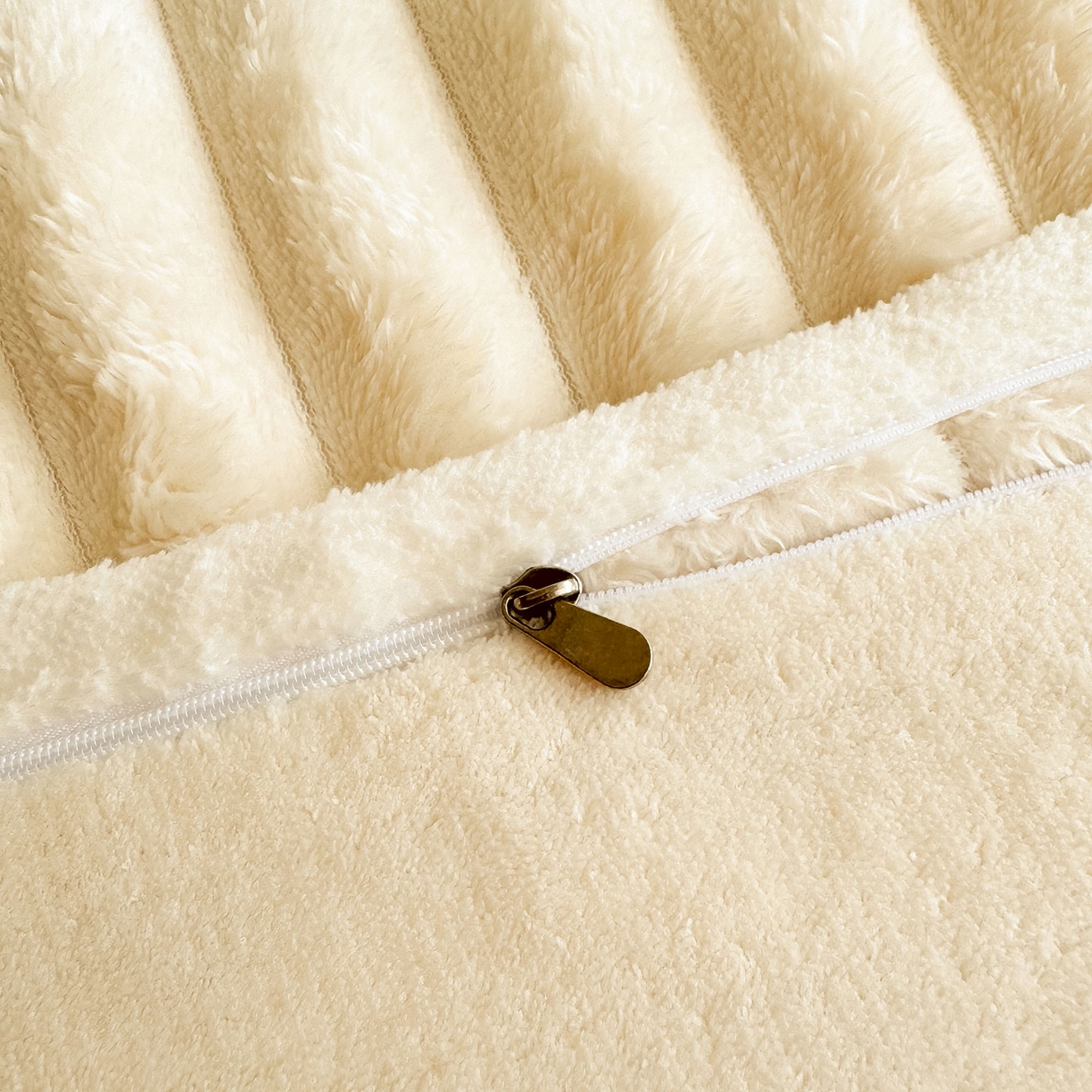 91家纺网 家纺一手货源 找家纺 眠势力 2025新款兔兔绒抽条印花被套兔毛绒加厚保暖被罩 温柔米