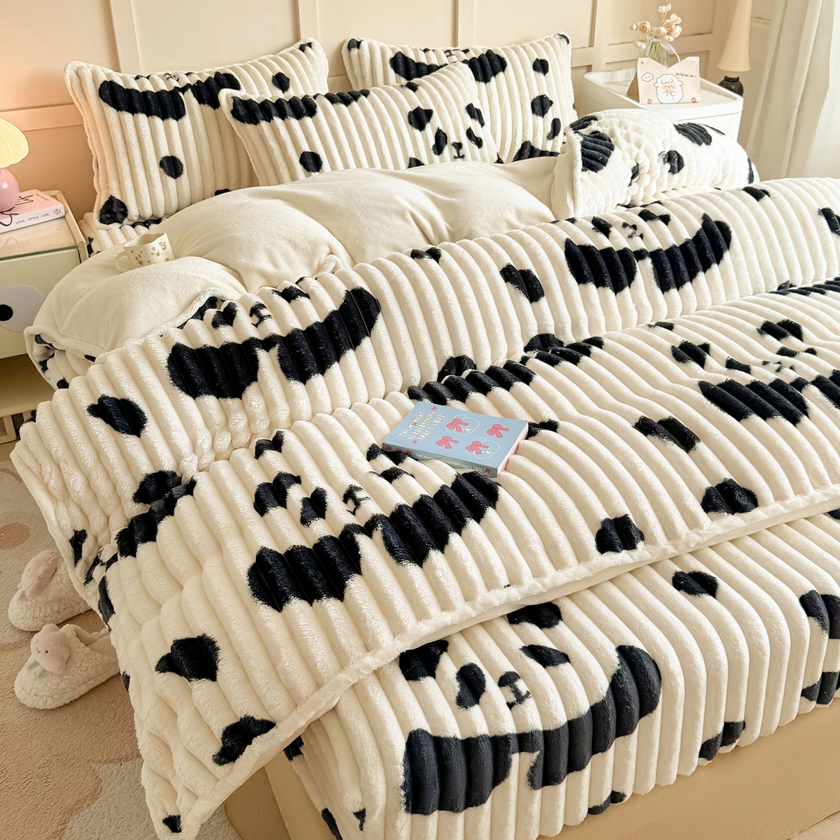 91家纺网 家纺一手货源 找家纺 眠势力 2025新款兔兔绒抽条印花被套兔毛绒加厚保暖被罩 大熊猫