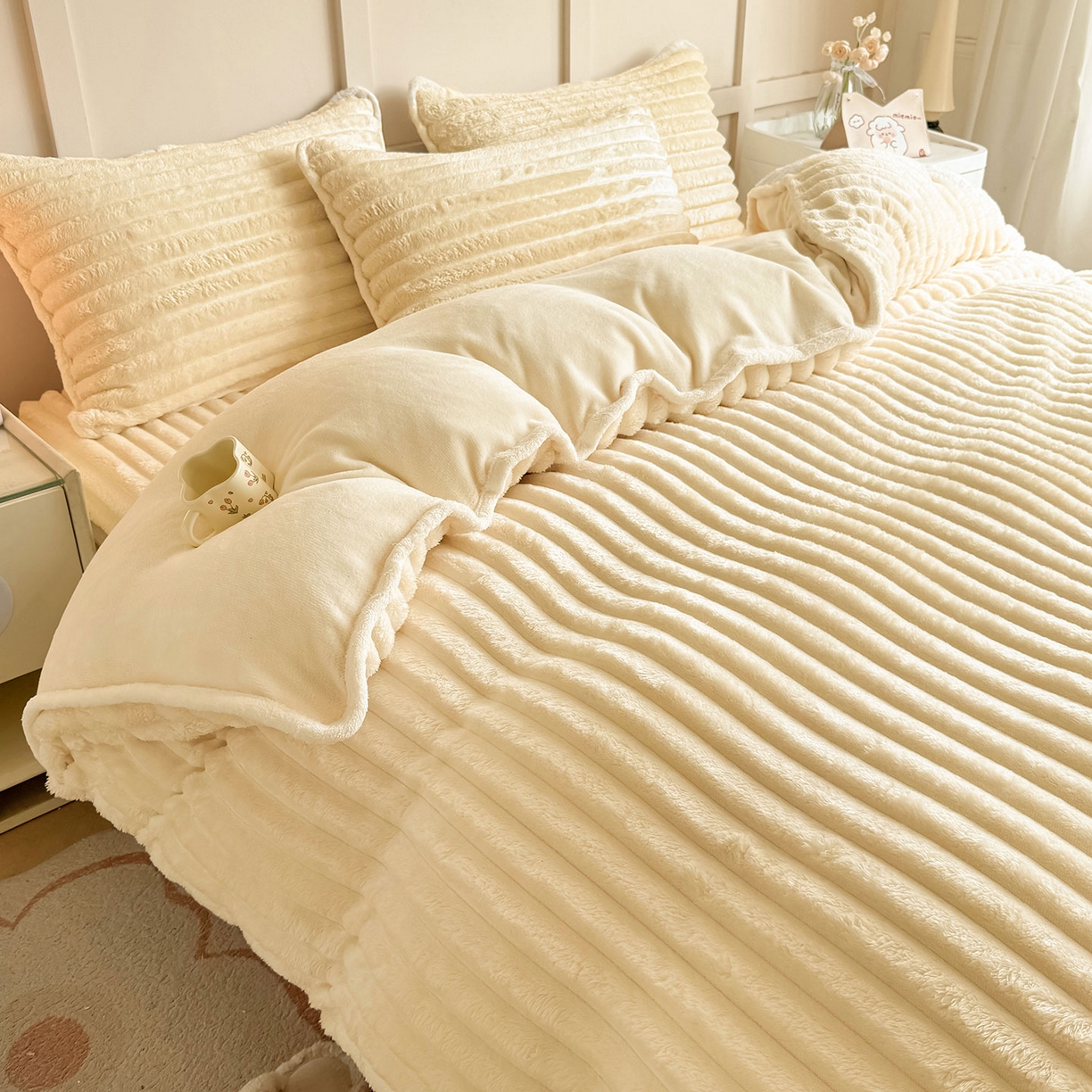 91家纺网 家纺一手货源 找家纺 眠势力 2025新款兔兔绒抽条印花被套兔毛绒加厚保暖被罩 温柔米