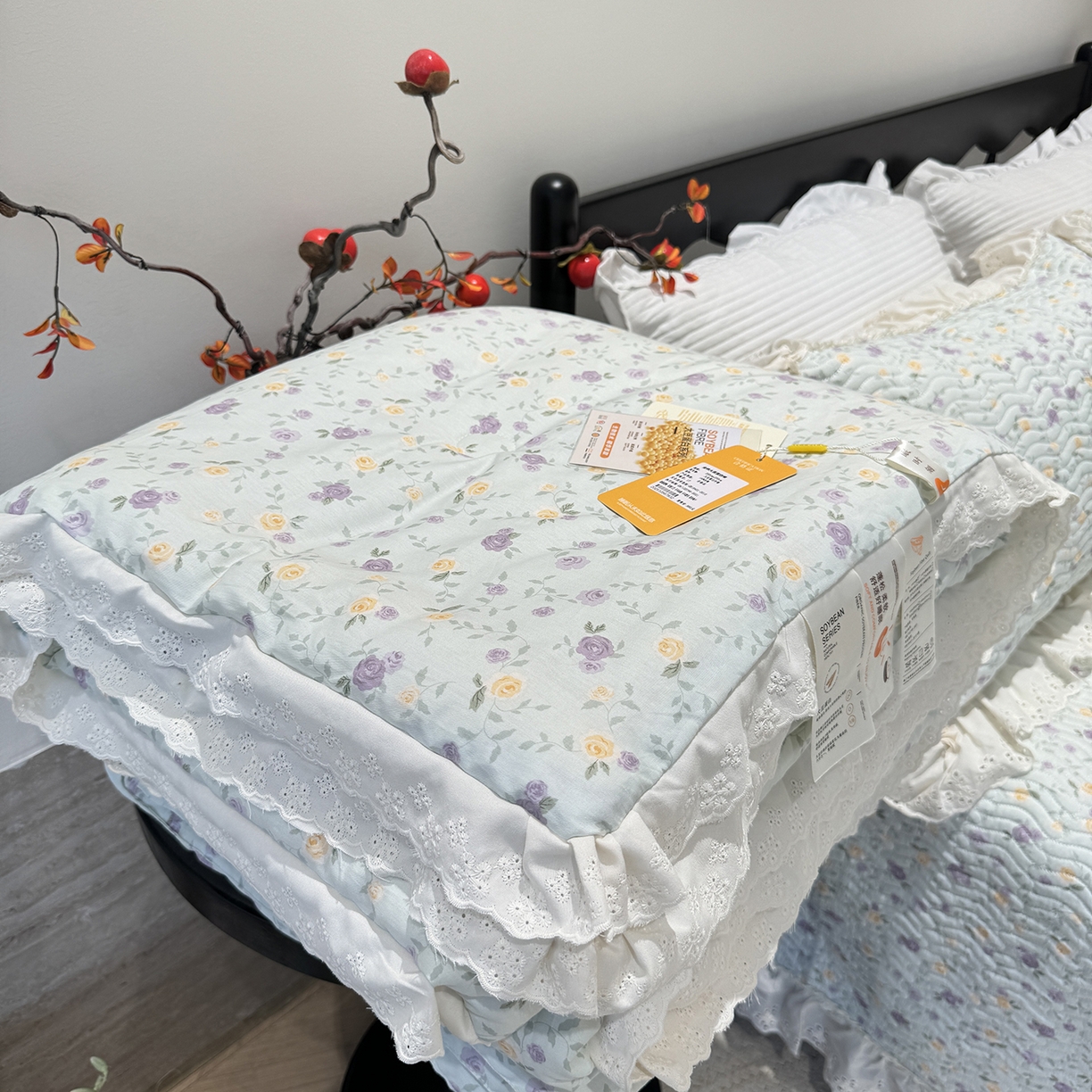 91家纺网 家纺一手货源 找家纺 奈萝家纺 2025新款全棉蕾丝花边被套春秋被床盖四件套床盖三件套 稚嫩蔷薇