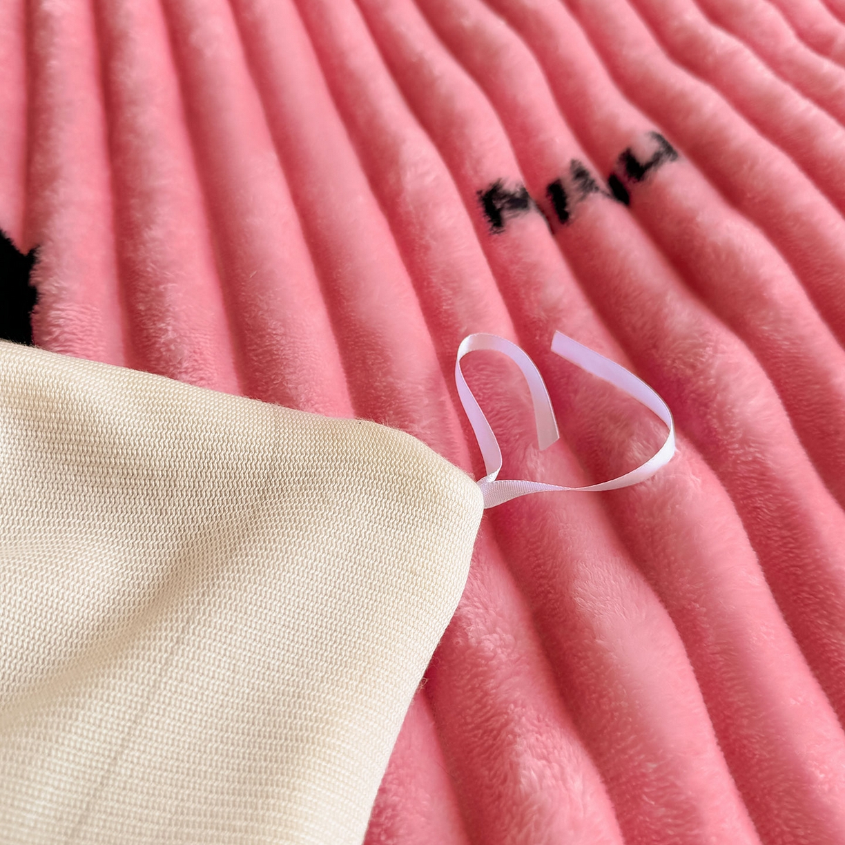 91家纺网 家纺一手货源 找家纺 眠势力 2025新款兔兔绒抽条印花被套兔毛绒加厚保暖被罩 粉色记忆