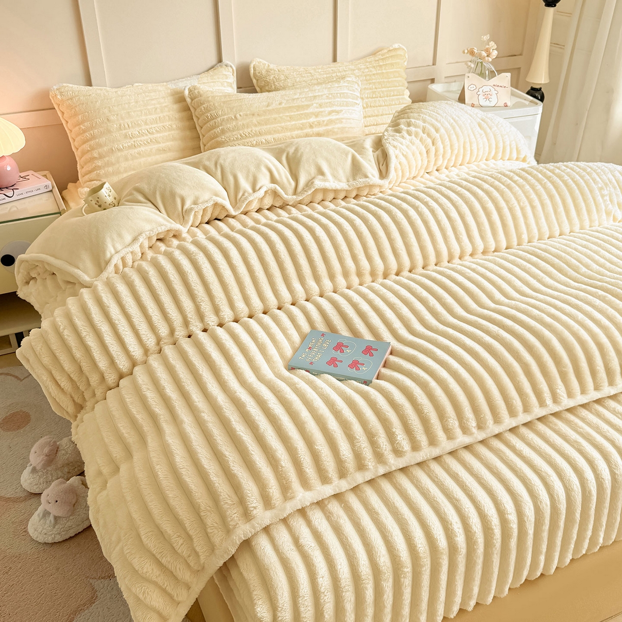 91家纺网 家纺一手货源 找家纺 眠势力 2025新款兔兔绒抽条印花被套兔毛绒加厚保暖被罩 温柔米