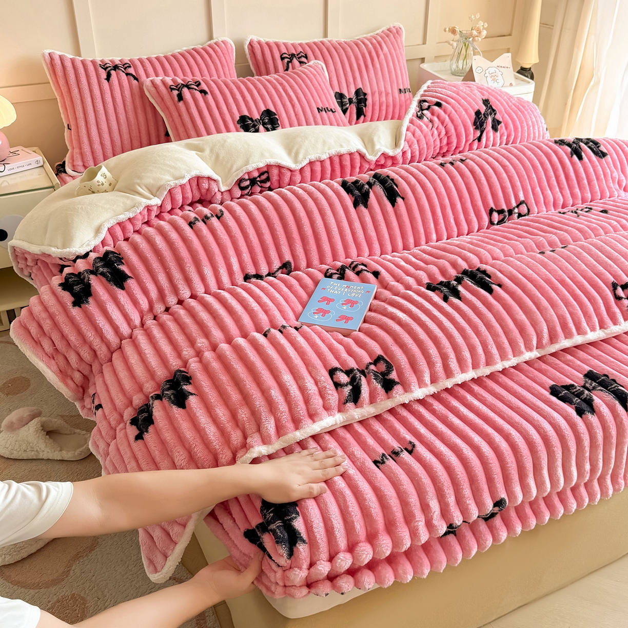 91家纺网 家纺一手货源 找家纺 眠势力 2025新款兔兔绒抽条印花被套兔毛绒加厚保暖被罩 粉色记忆