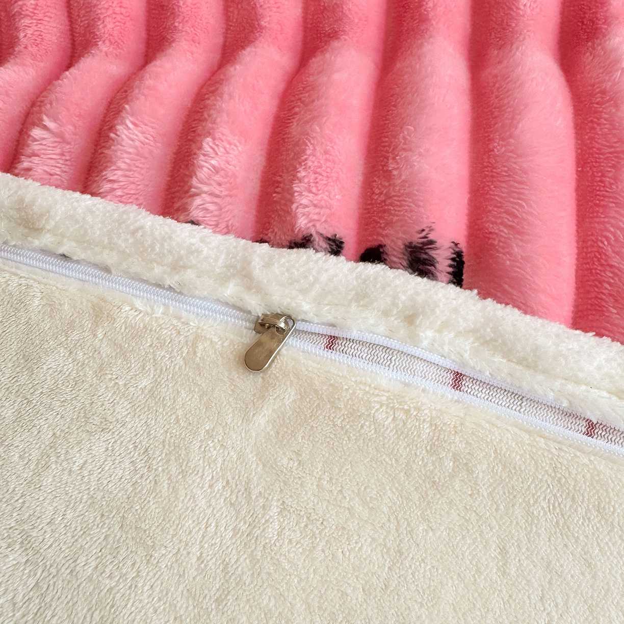 91家纺网 家纺一手货源 找家纺 眠势力 2025新款兔兔绒抽条印花被套兔毛绒加厚保暖被罩 粉色记忆