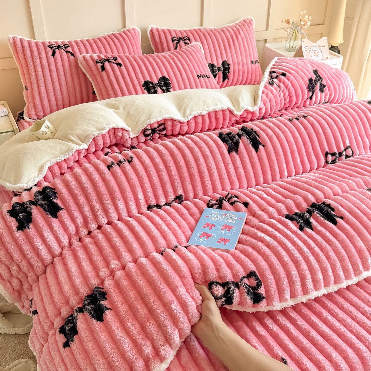 91家纺网 家纺一手货源 找家纺 眠势力 2025新款兔兔绒抽条印花被套兔毛绒加厚保暖被罩 粉色记忆