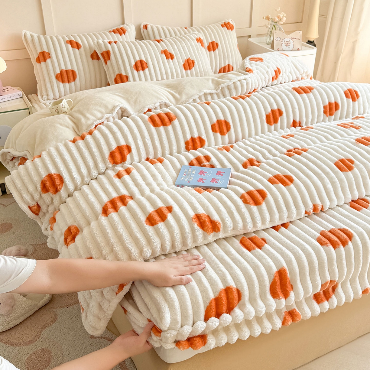 91家纺网 家纺一手货源 找家纺 眠势力 2025新款兔兔绒抽条印花被套兔毛绒加厚保暖被罩 暖阳