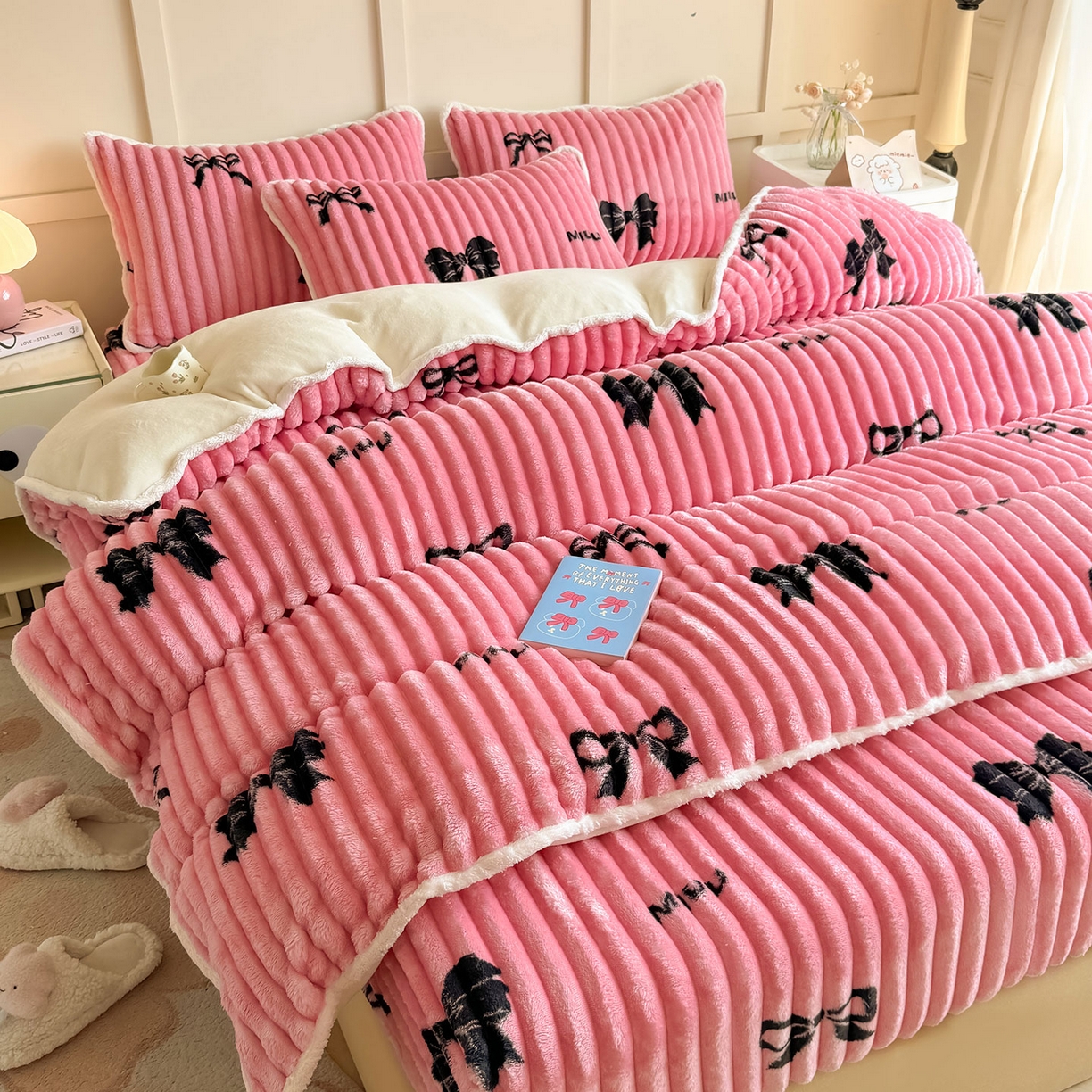 91家纺网 家纺一手货源 找家纺 眠势力 2025新款兔兔绒抽条印花被套兔毛绒加厚保暖被罩 粉色记忆