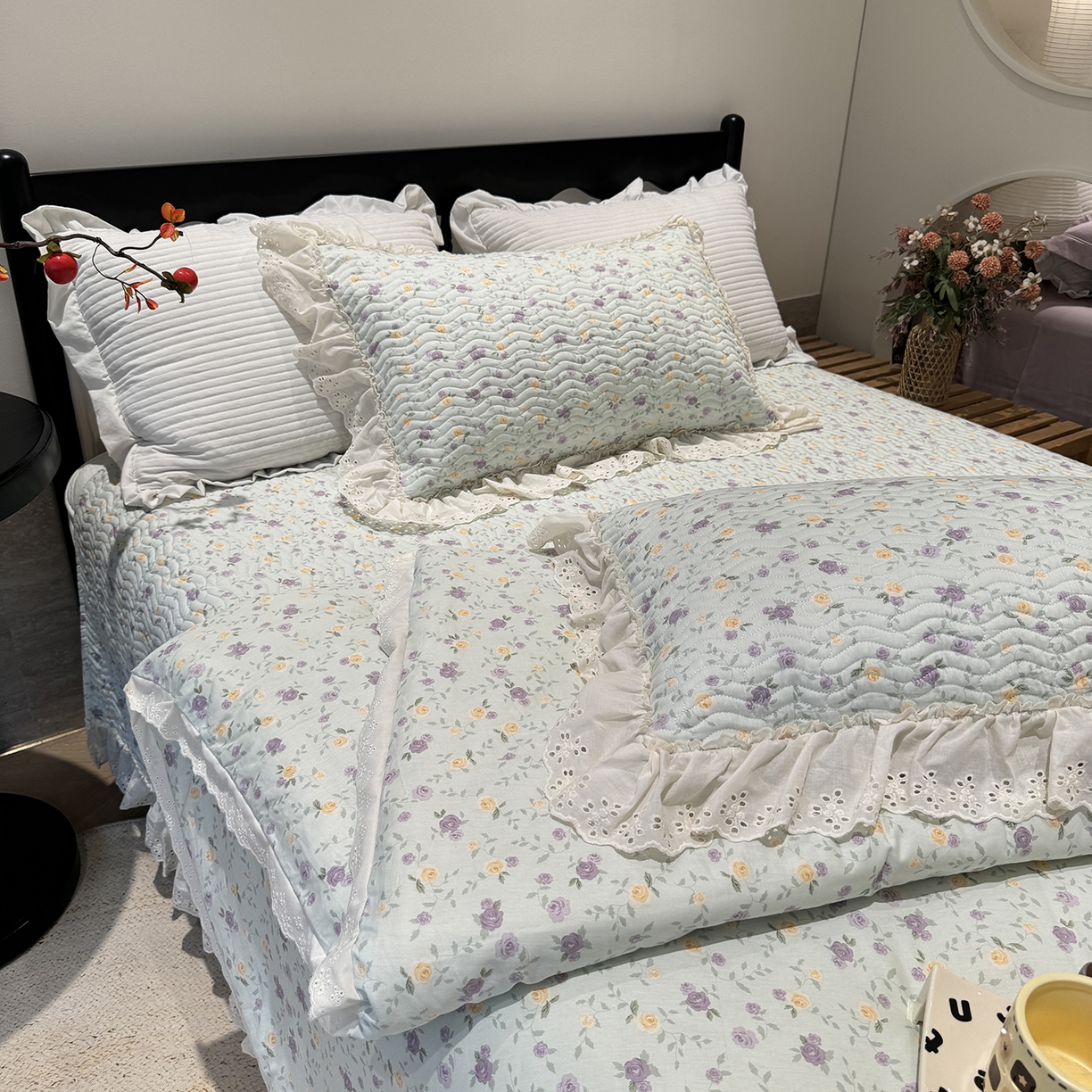 91家纺网 家纺一手货源 找家纺 奈萝家纺 2025新款全棉蕾丝花边被套春秋被床盖四件套床盖三件套 稚嫩蔷薇