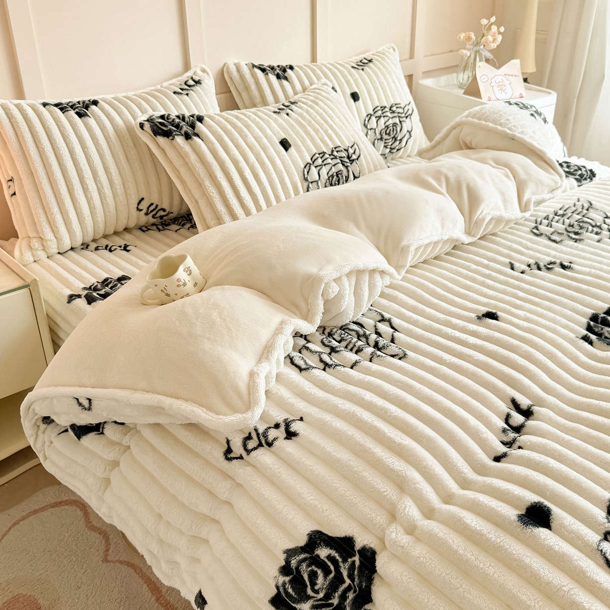 91家纺网 家纺一手货源 找家纺 眠势力 2025新款兔兔绒抽条印花被套兔毛绒加厚保暖被罩 幸运玫瑰
