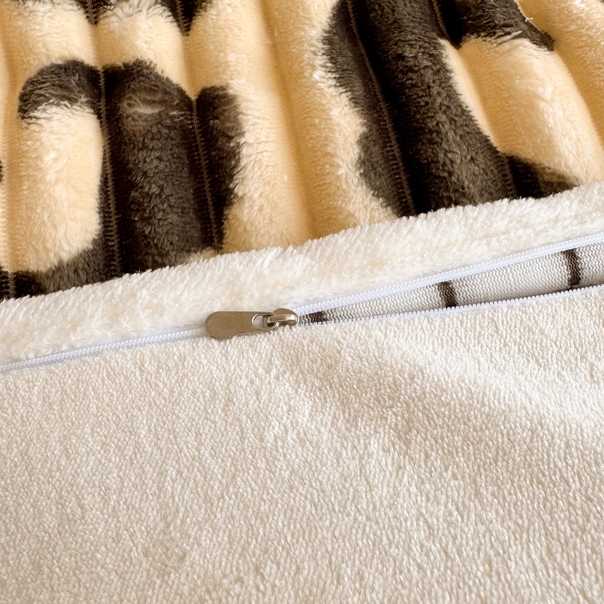 91家纺网 家纺一手货源 找家纺 眠势力 2025新款兔兔绒抽条印花被套兔毛绒加厚保暖被罩 豹纹KT