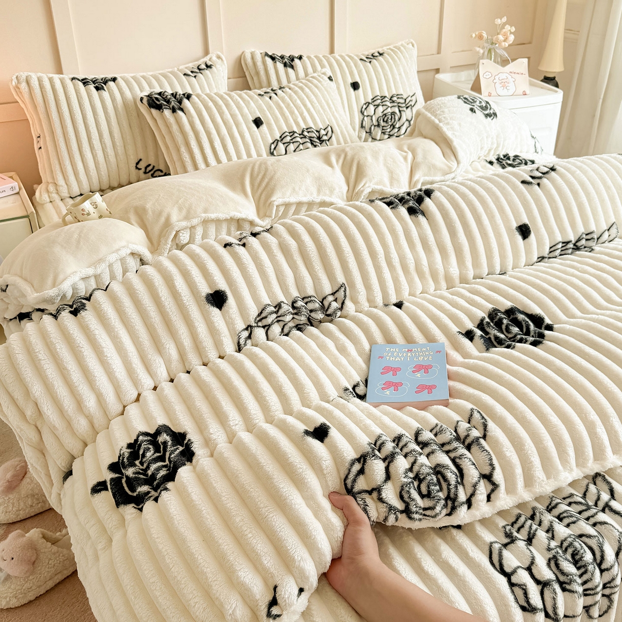 91家纺网 家纺一手货源 找家纺 眠势力 2025新款兔兔绒抽条印花被套兔毛绒加厚保暖被罩 幸运玫瑰