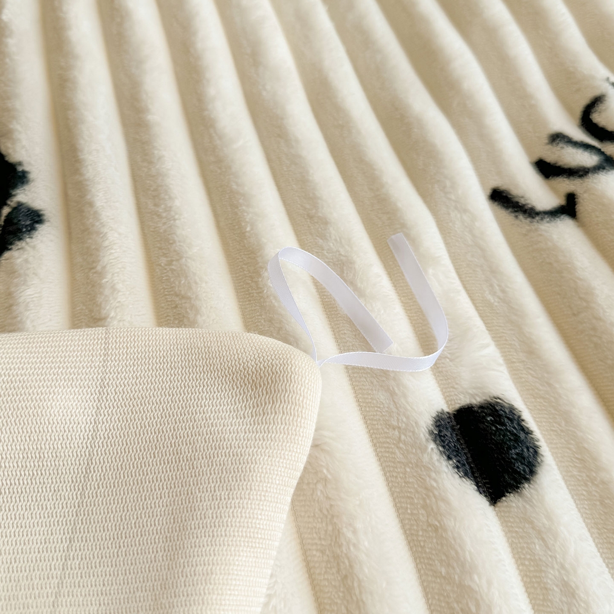 91家纺网 家纺一手货源 找家纺 眠势力 2025新款兔兔绒抽条印花被套兔毛绒加厚保暖被罩 幸运玫瑰