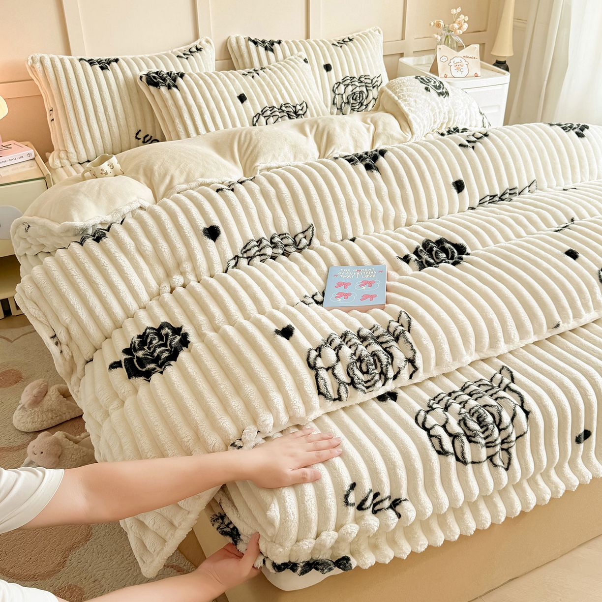 91家纺网 家纺一手货源 找家纺 眠势力 2025新款兔兔绒抽条印花被套兔毛绒加厚保暖被罩 幸运玫瑰