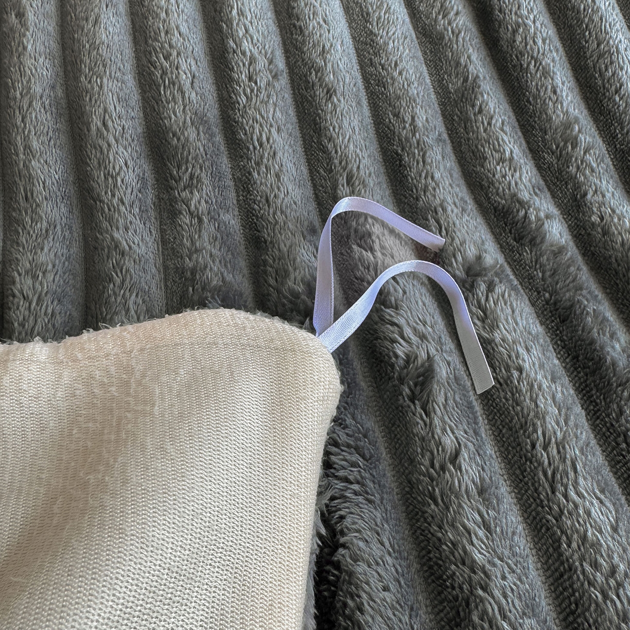 91家纺网 家纺一手货源 找家纺 眠势力 2025新款兔兔绒抽条印花被套兔毛绒加厚保暖被罩 高级灰